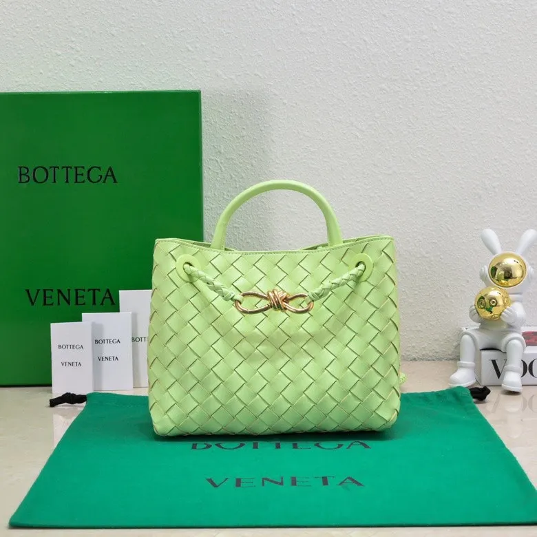 Batch 1860 B's 2023 spring and summer new model continues the brand's woven style with detailed metal knot switch buckles. This time, the shoulder straps are also made into tube weaves, showing different craftsmanship. The carrying method is versatile to create more different looks. Intrecciato woven leather small handbag, equipped with sliding crossbody strap. Internal compartments, including 1 zipper pocket and 2 open pockets with magnetic buckle closure. Size: 25*20*10.5cm, model: 7463#